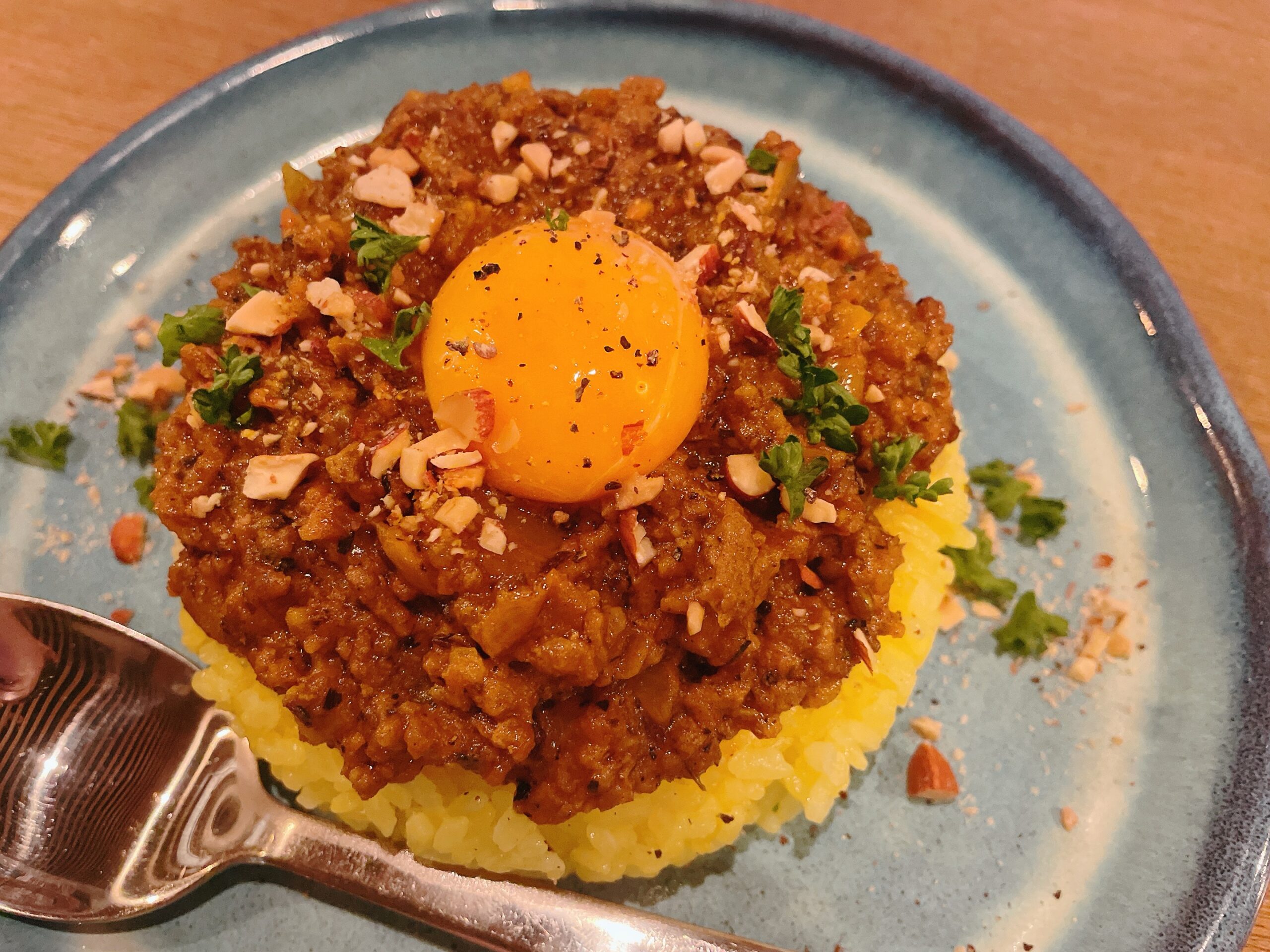 こちらが『キーマスパイスカレー』
味付けを辛口が苦手な方でも美味しく食べられるようになっていて甘さの中にほんのりスパイスを感じるカレーでした🍛