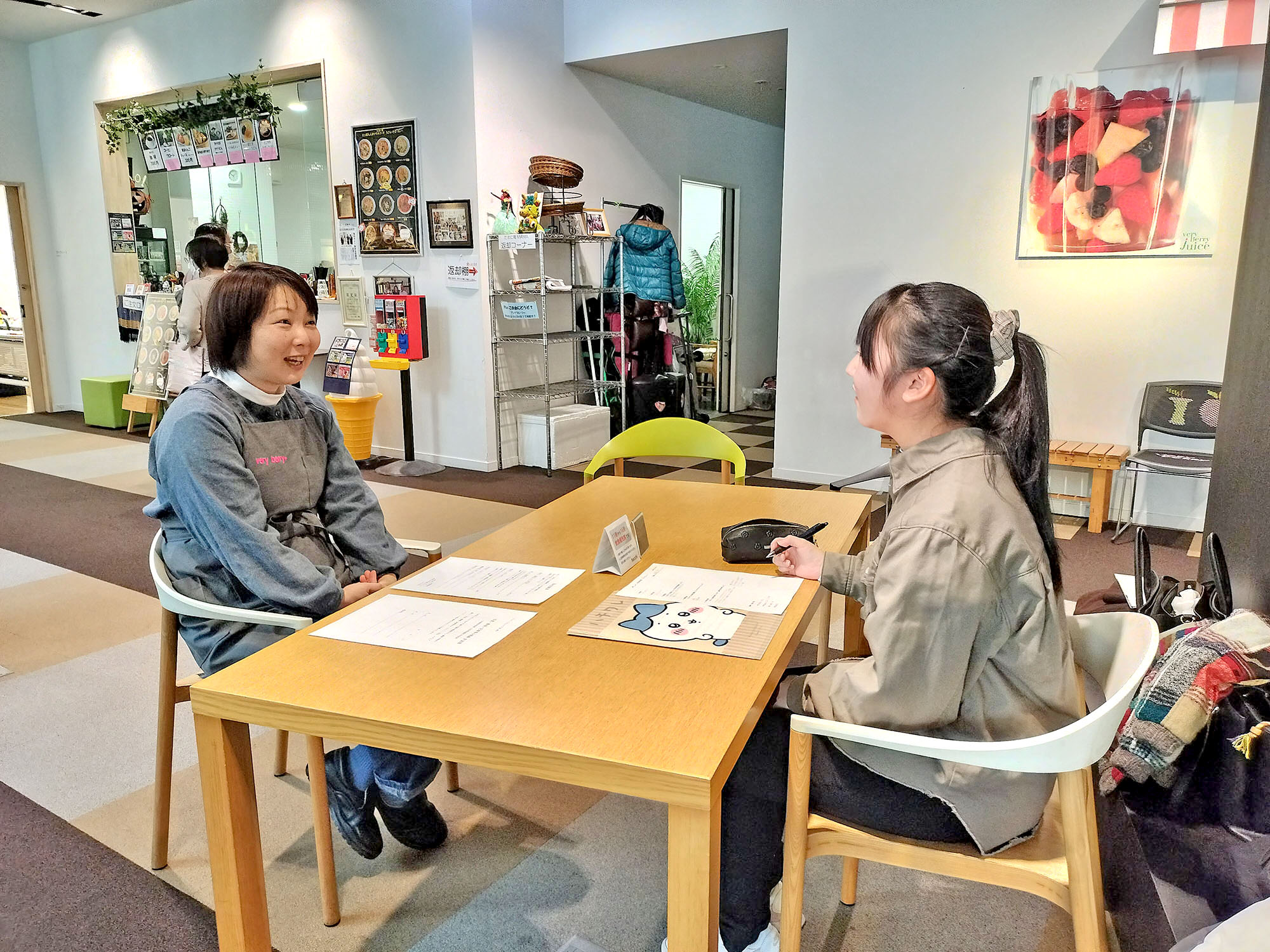 very berry+（ベリィベリープラス）の店長、照井 美由樹さん（左）への取材の様子。取材者：菖蒲澤 李乃（右）