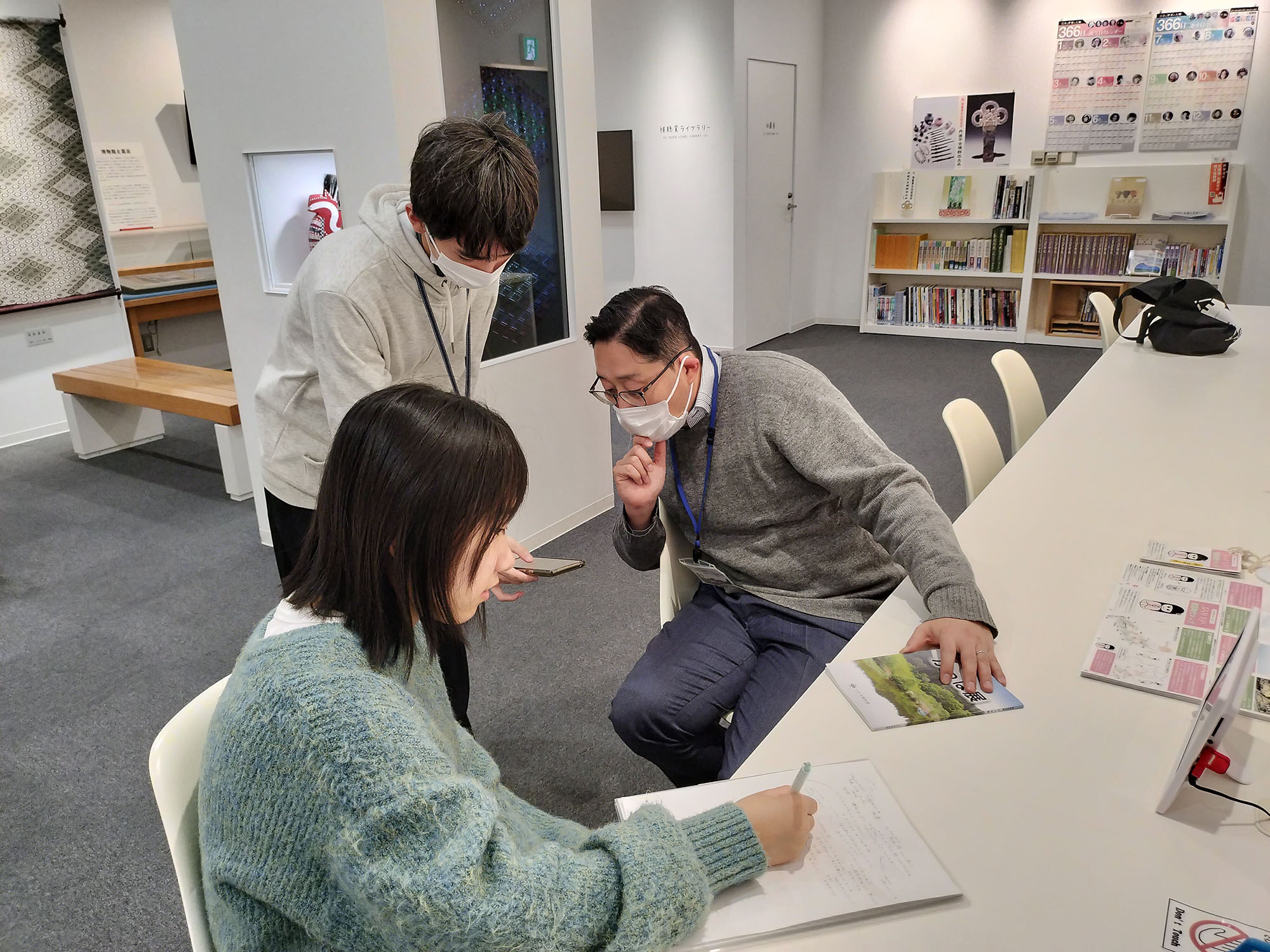 博物館での取材の様子
八戸市博物館主査兼学芸員の小林さんがとても丁寧に教えてくださいました。

