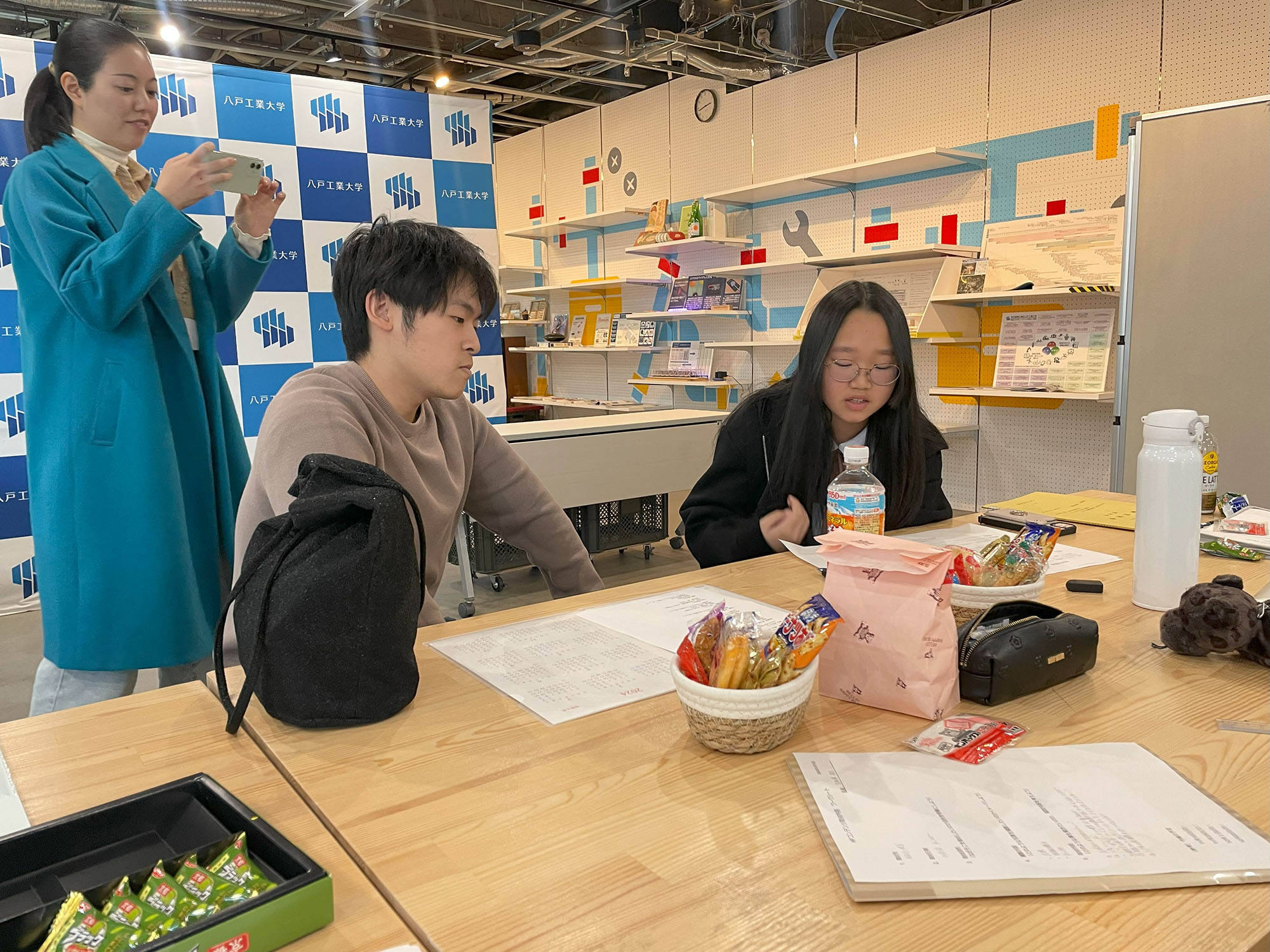 頑張って取材のアポを取っています✨