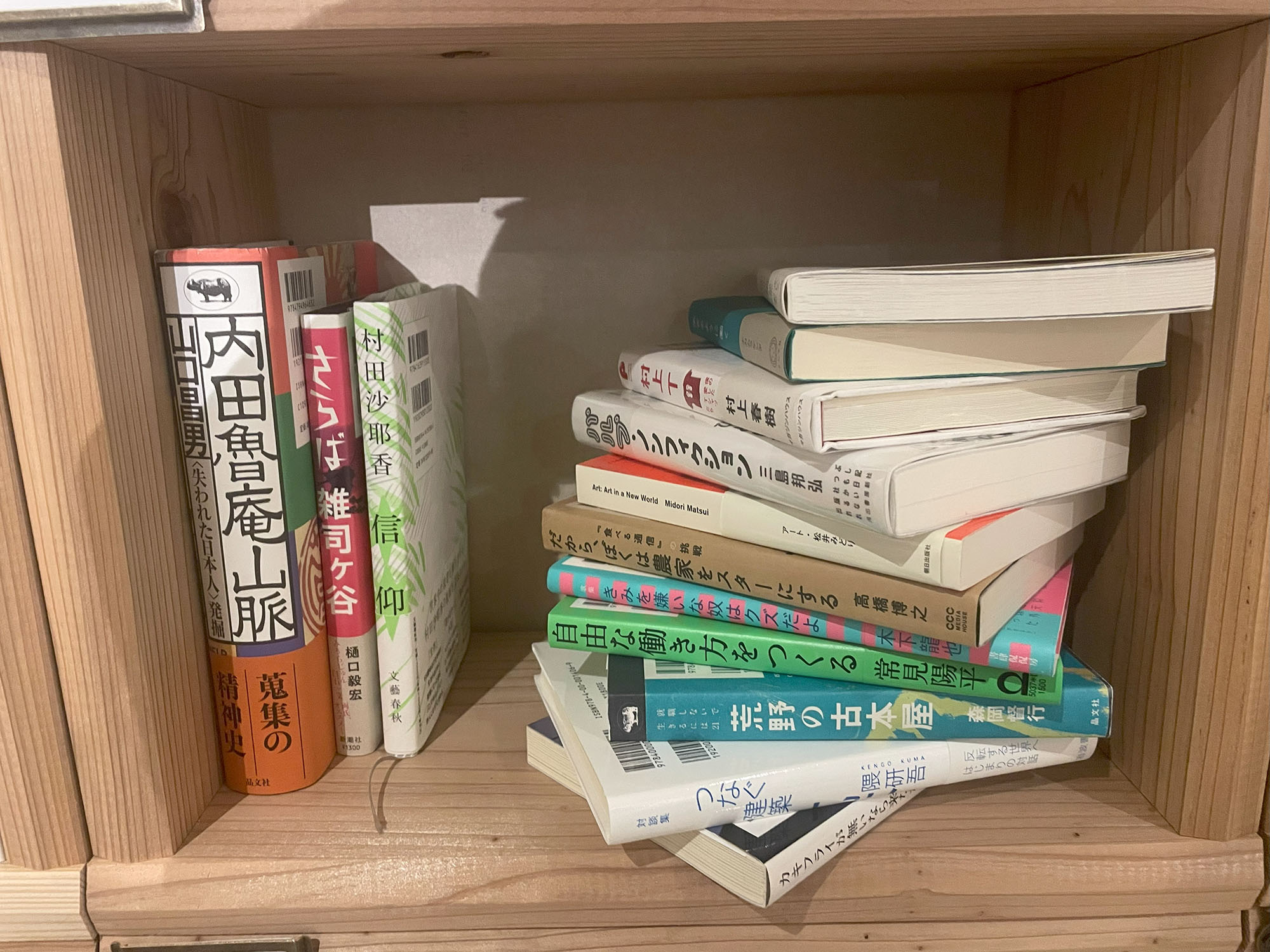 本の置き方が独創的な棚を発見。
この置き方意外にも本の題名がよく見えます😆