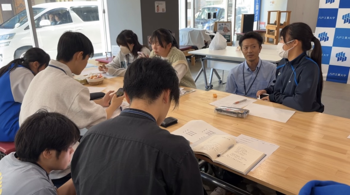 取材内容と取材先を決めている様子