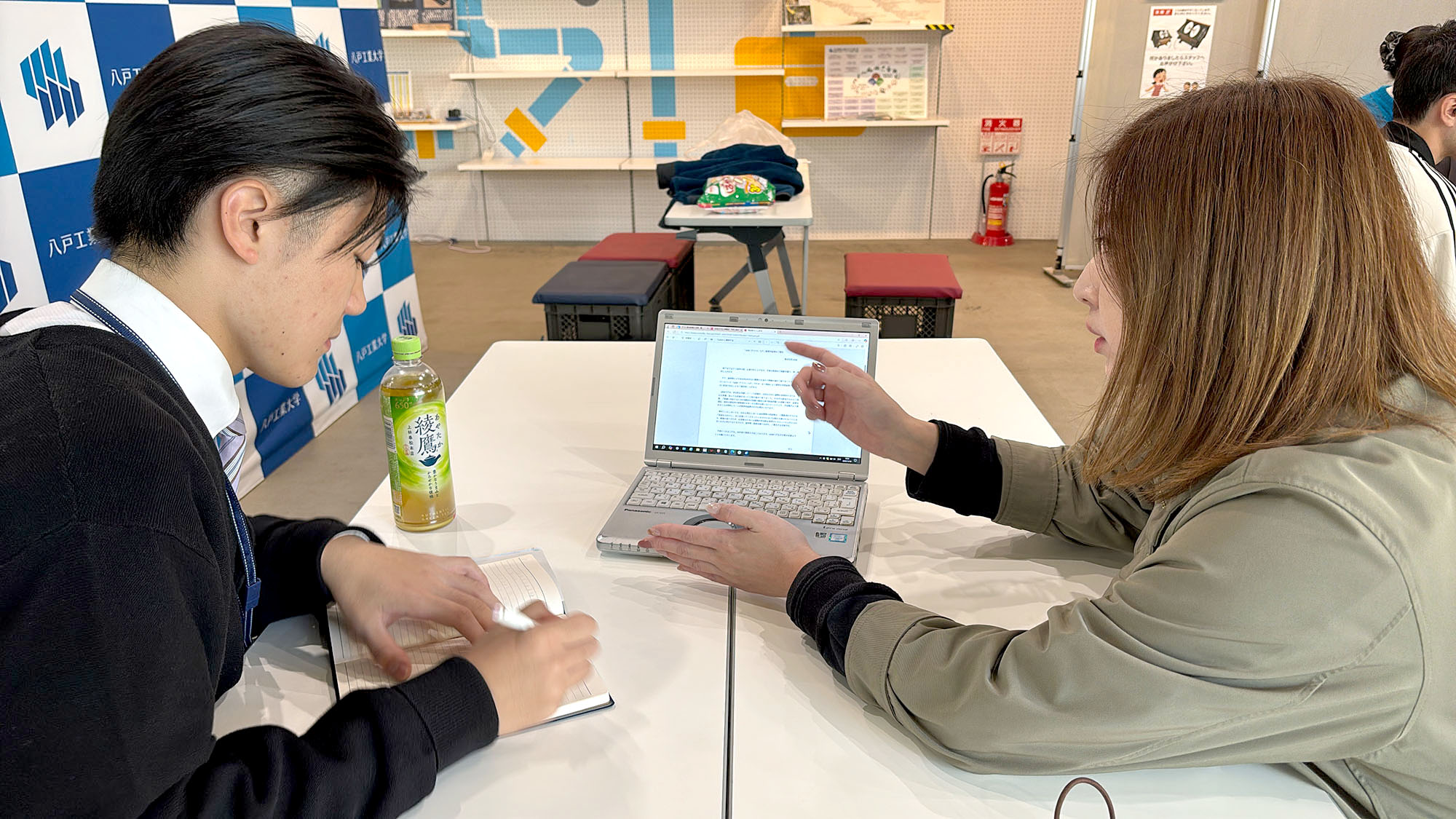 記者さん、わざわざ こまちラボの部室に来てくださいました！