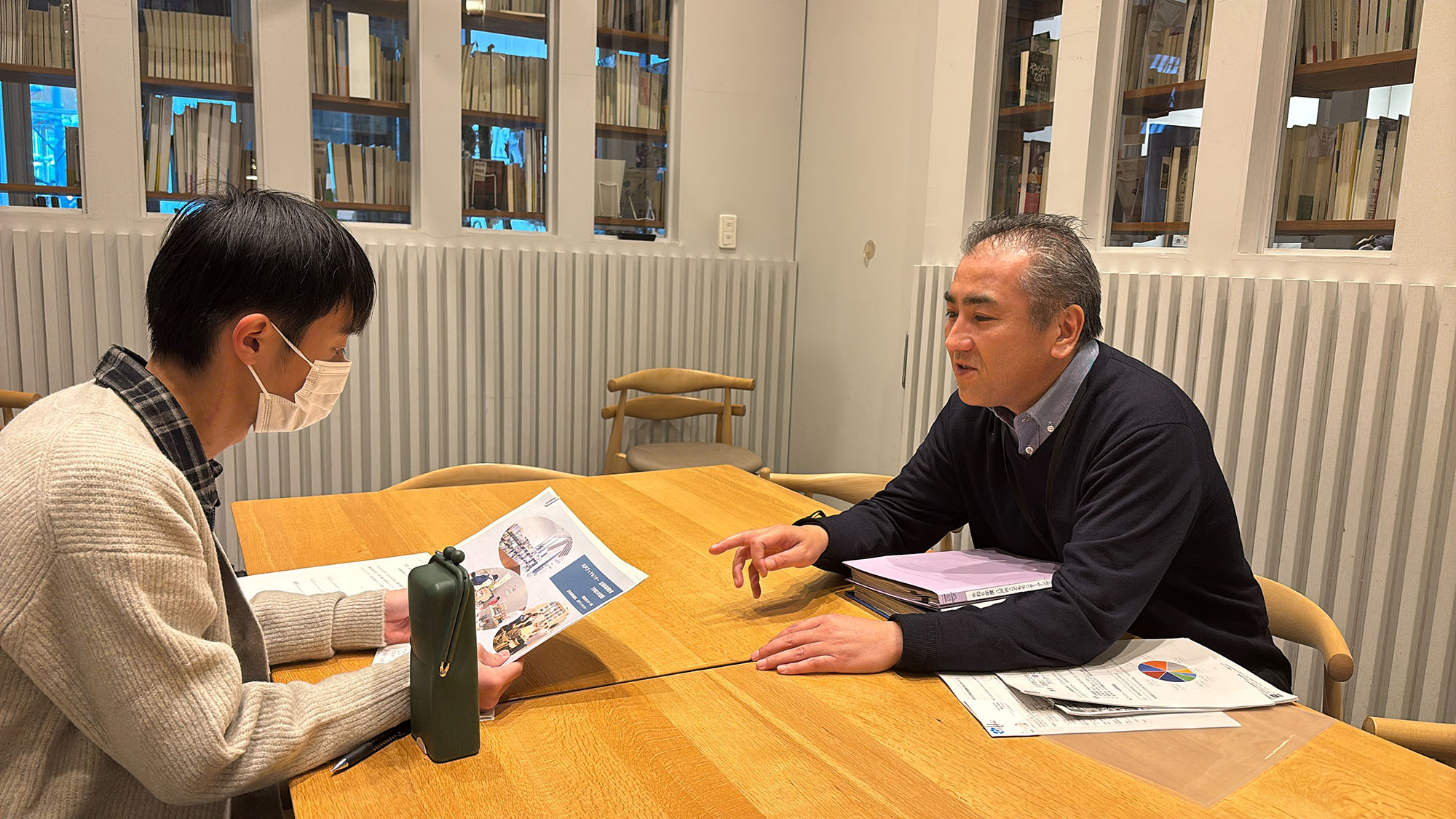 取材の様子
（右）ブックセンター所長の音喜多 信嗣（おときた のぶつぐ）さん
（左）取材者：殿村 漣（八戸商業高等学校 2年生）