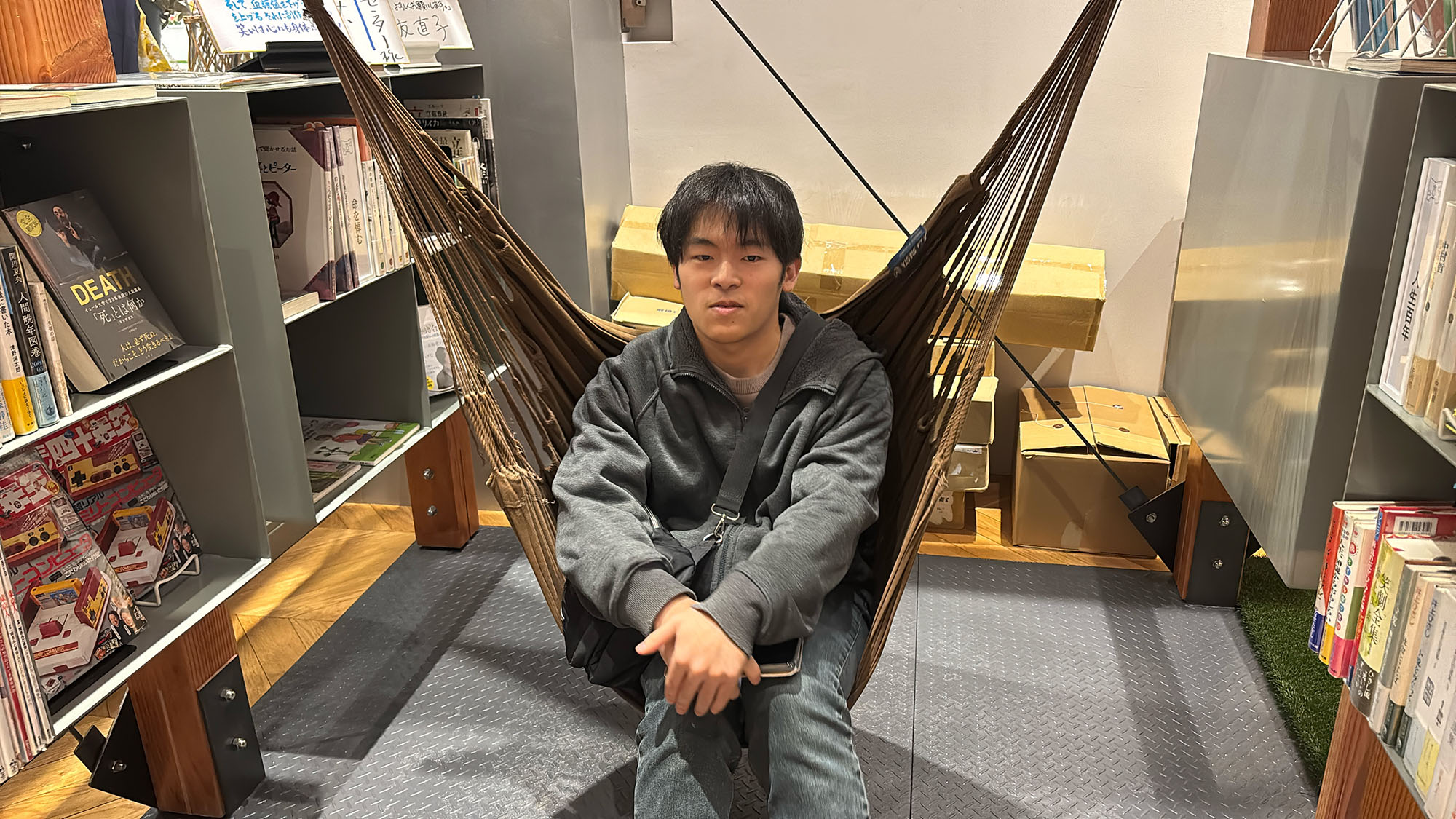 ハンモックに座るのは、こまちラボでの僕の推し、八戸工業大学サポーターのキング高橋さん。なんとも言えないこの表情が僕の推しポイントです！(/ω＼)