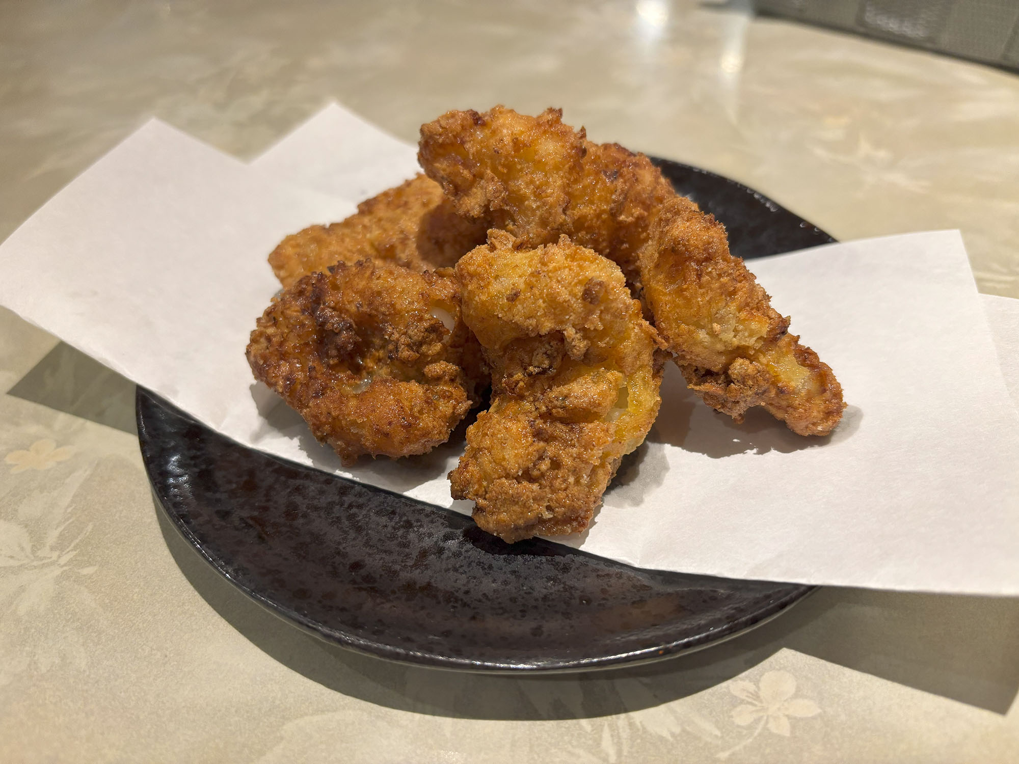 【 ホルモンのからあげ 】（770円）
ホルモンのからあげって珍しい！
と思いながら一口食べると…外はカリッ、中はジューシーで、噛めば噛むほど旨みが広がる！そこに甘めのタレがしっかり絡んで、コクのある麹味噌の風味がさらに食欲をそそる。ご飯のおかずにも、おつまみにもぴったりの一品。