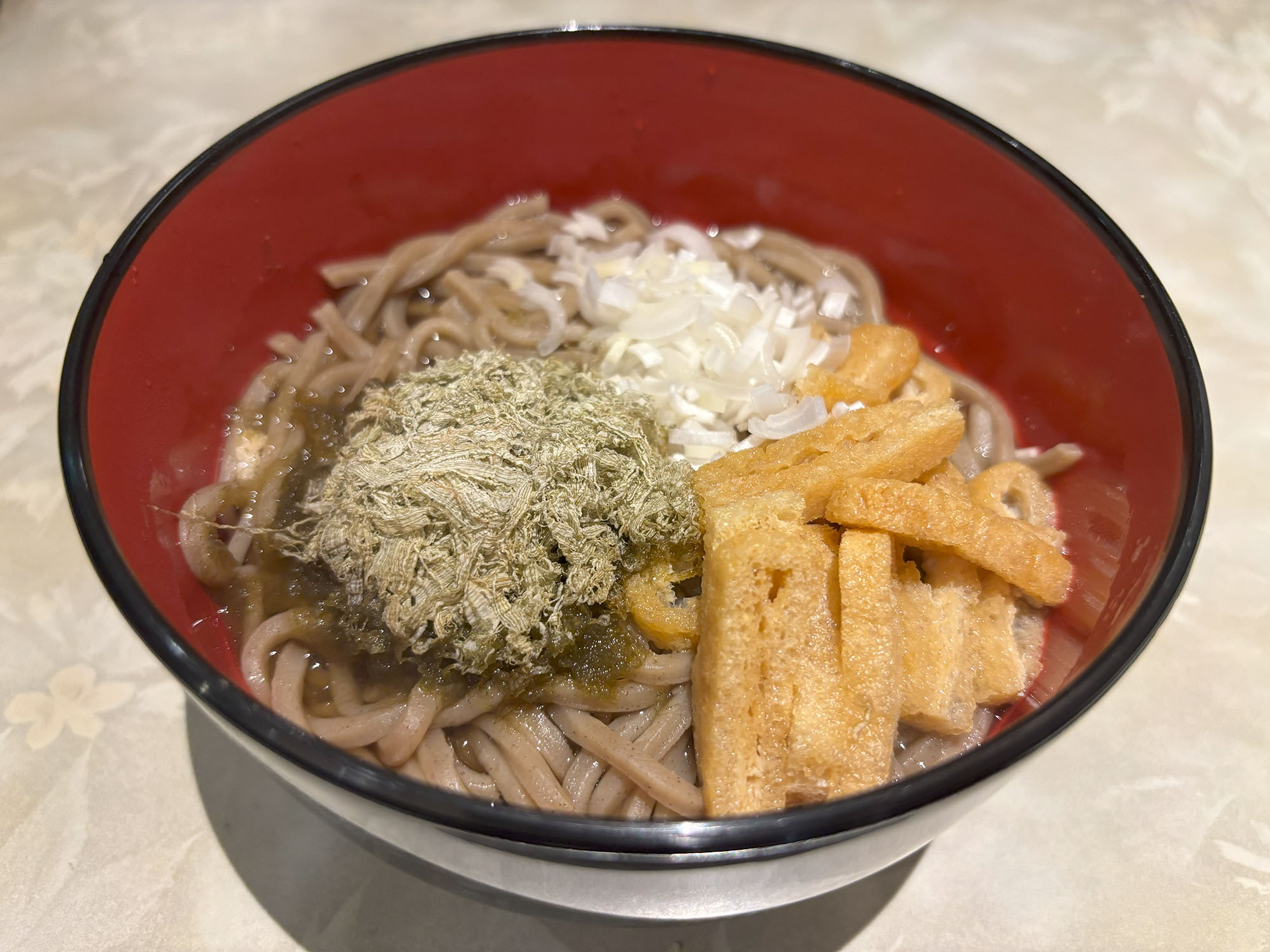 【 そば 】（330円・トッピング：とろろ昆布）
シンプルだけど奥深い味わいのそば。
太めの麺は、しっかりコシがあって食べ応え抜群。そこにとろろ昆布をトッピングすると、出汁の風味がさらにアップ！とろろ昆布のやさしい旨みが広がって、ほっと落ち着く味わい。軽く食べたいときにもぴったり！