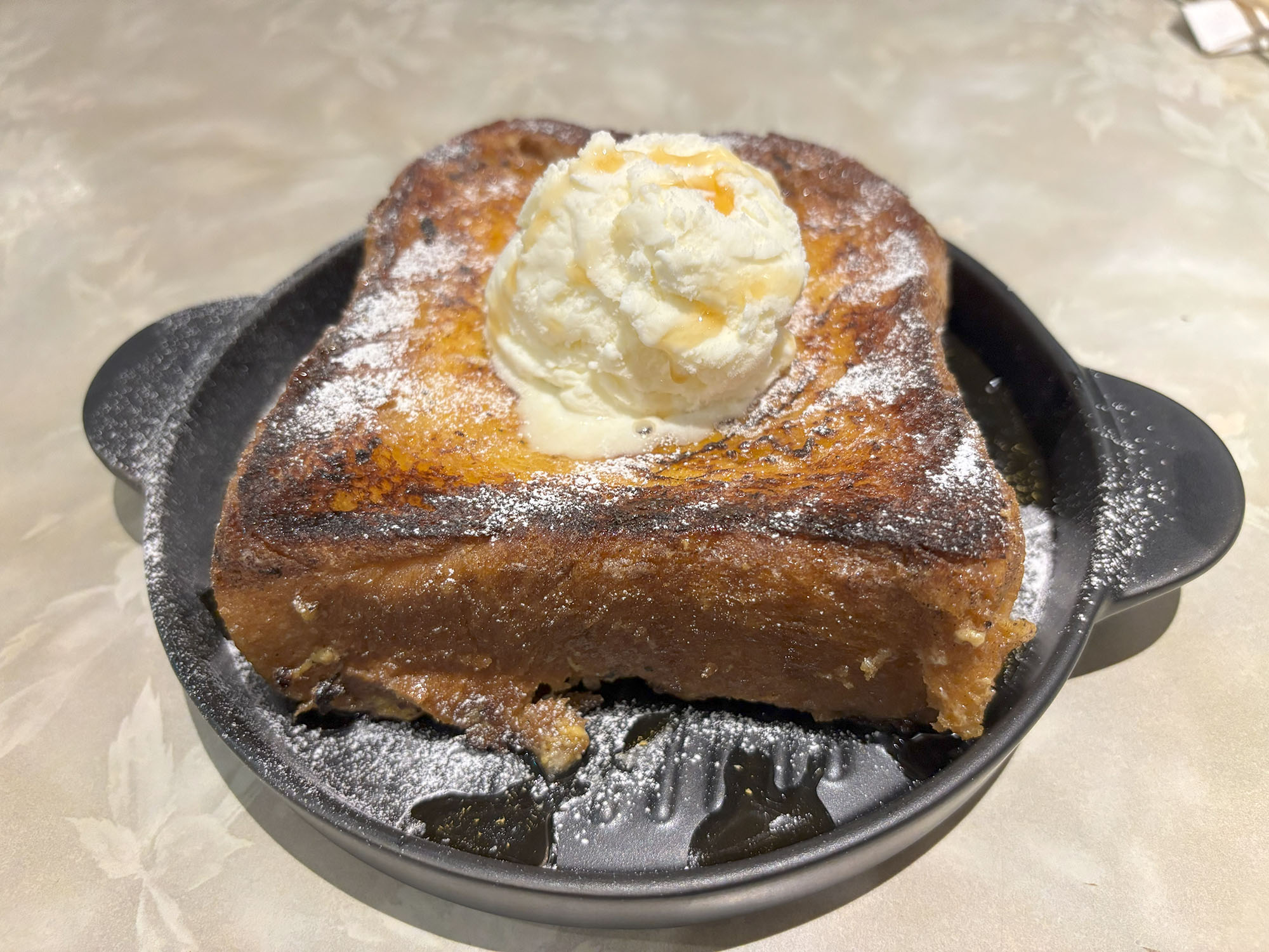 【 フレンチトースト 】（770円・バニラアイス付き）
スイーツ好きなら絶対に食べたい一品！
ふわっふわのフレンチトーストは、フォークがスッと入るほどの柔らかさ。口に入れると、甘い香りが広がって、一瞬で至福のひとときが訪れます。さらに、バニラアイスをのせると、冷たいアイスと温かいフレンチトーストの組み合わせが最高！ぜひ、一度ご賞味あれ！