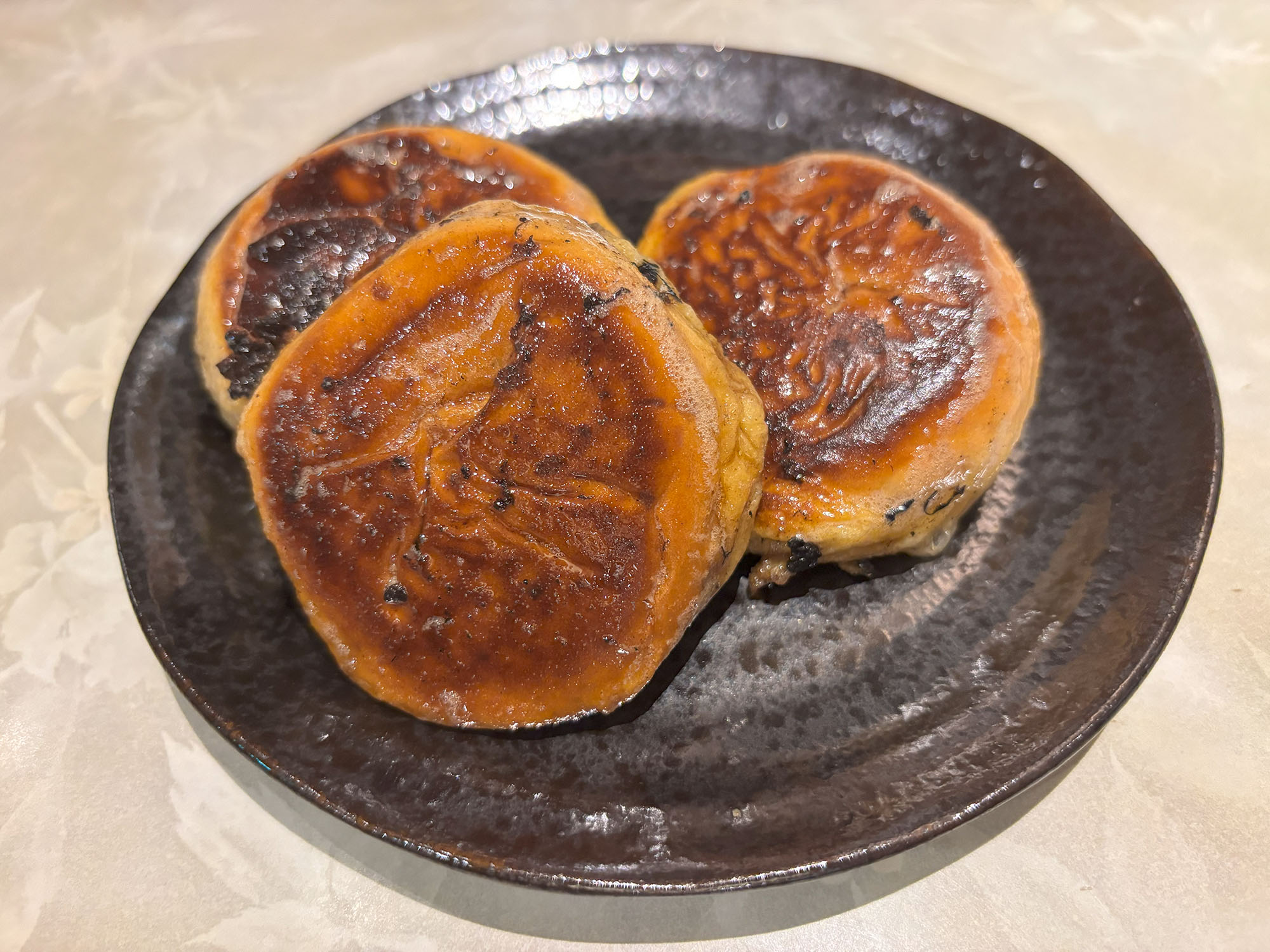 【 日替わりフレンチトースト 】（550円・あずき）
今日の日替わりはあずき！
つぶあんがぎっしり詰まっていて、まるで「あんこもち」をプレスしたような食感。ふんわりした生地と、なめらかなあんこの組み合わせが絶妙で、和スイーツ好きにはたまらない！日替わりだから、次はどんな味に出会えるのか楽しみ！