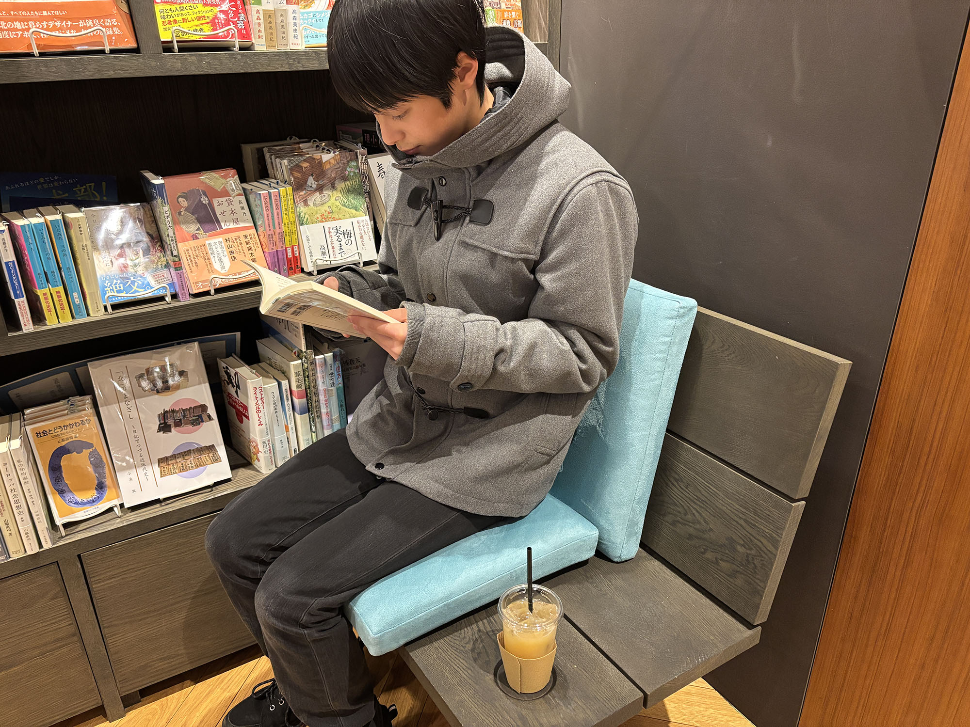 ドリンクを飲みながら本を読んでるよ！
