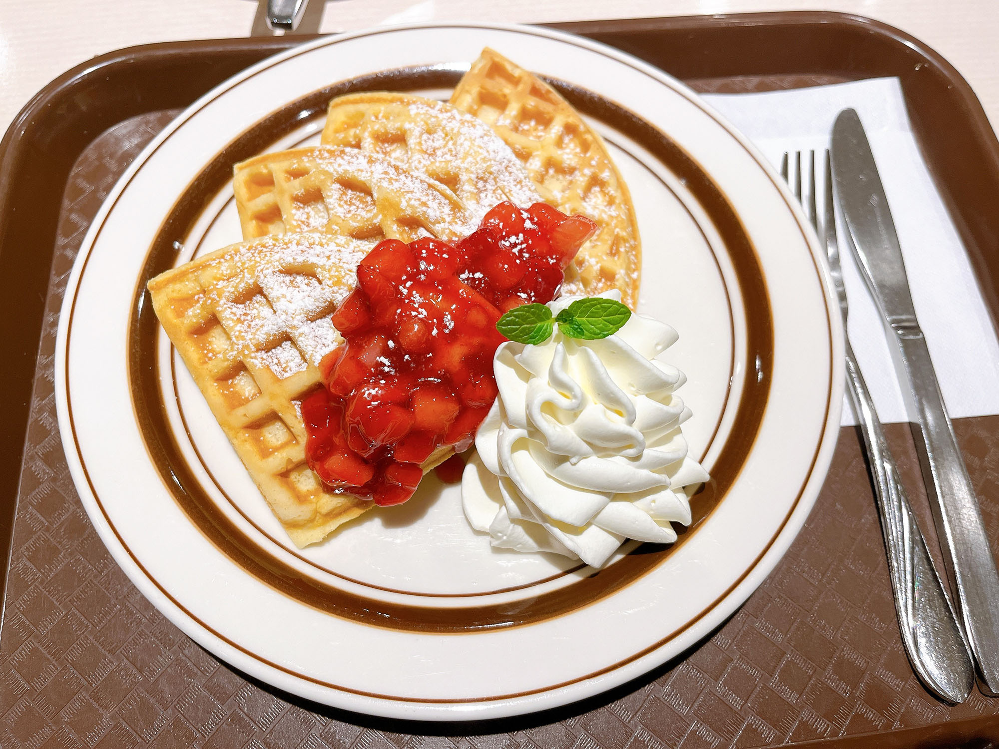 甘酸っぱいベリーソースと甘いワッフルの相性ばっちりな
「ストロベリーワッフル」✨

ユーアンドカフェの一番人気メニューです🍓


