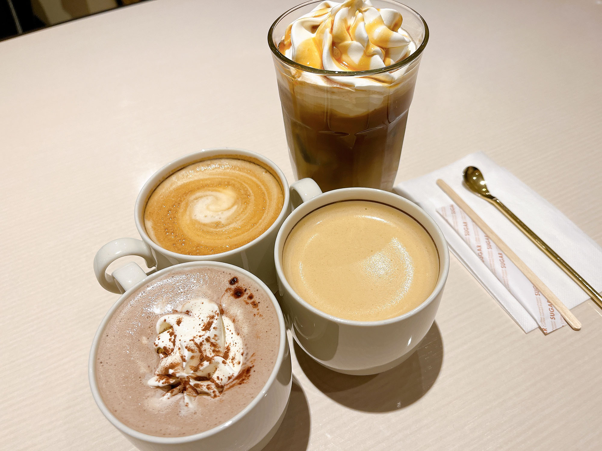 今回、注文したのは
・ココア（ホット）
・ドリップコーヒー（ホット）
・カフェラテ（ホット）
・キャラメルラテ（アイス）
