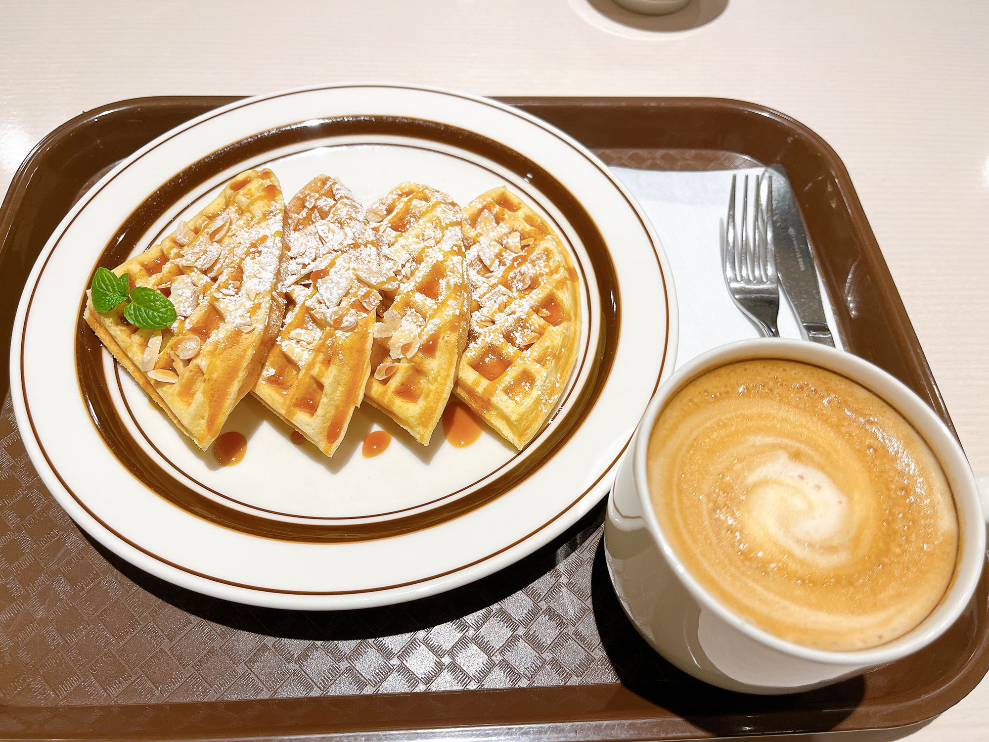 キャラメルソースの上にスライスアーモンドが乗った
「キャラメルアーモンドワッフル」✨

こちらは、なんとワンコイン！（2025年2月時点です）

女子高生には、嬉しい😆💗