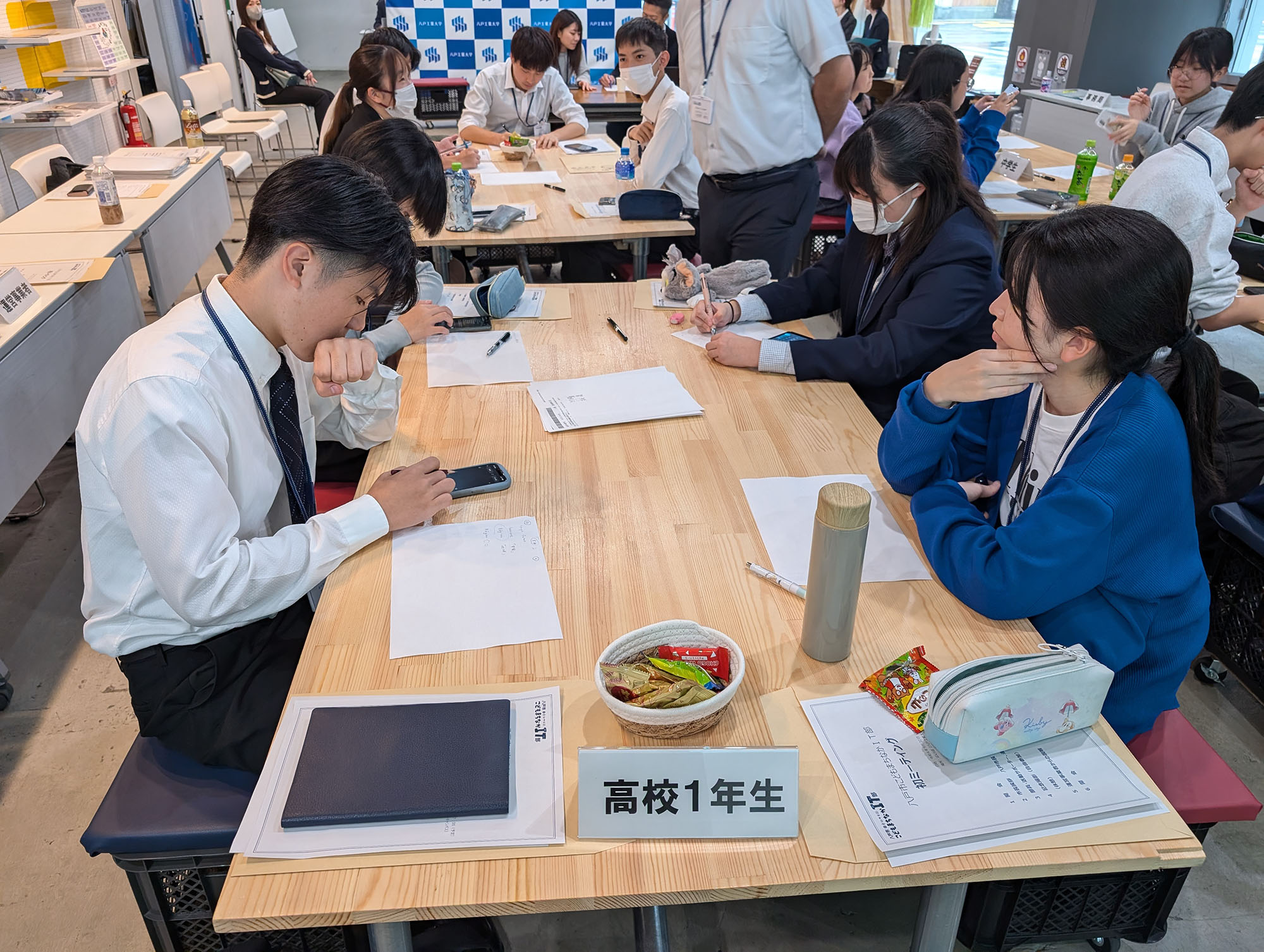 愛称を考えている様子　高校1年生チーム