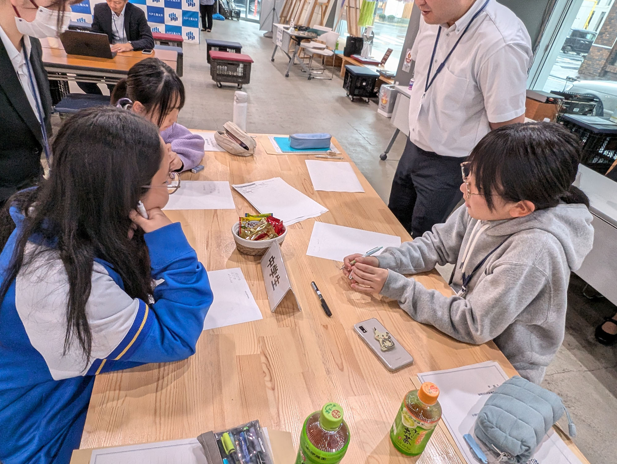 愛称を考えている様子　中学生チーム
