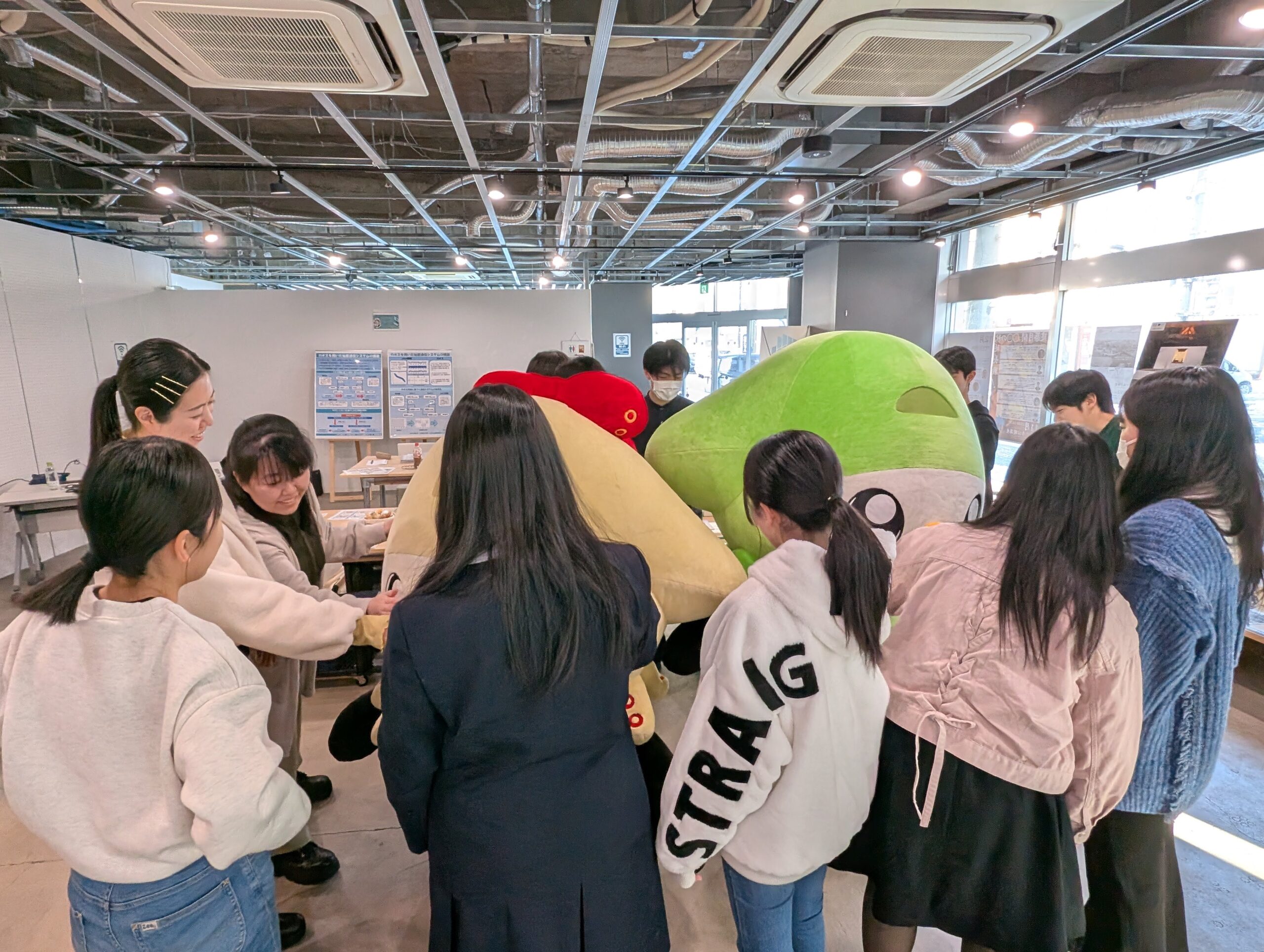 もみくちゃにされる いかずきんズたち😂

ぴょこぴょこした動きがとっても可愛いです🙈