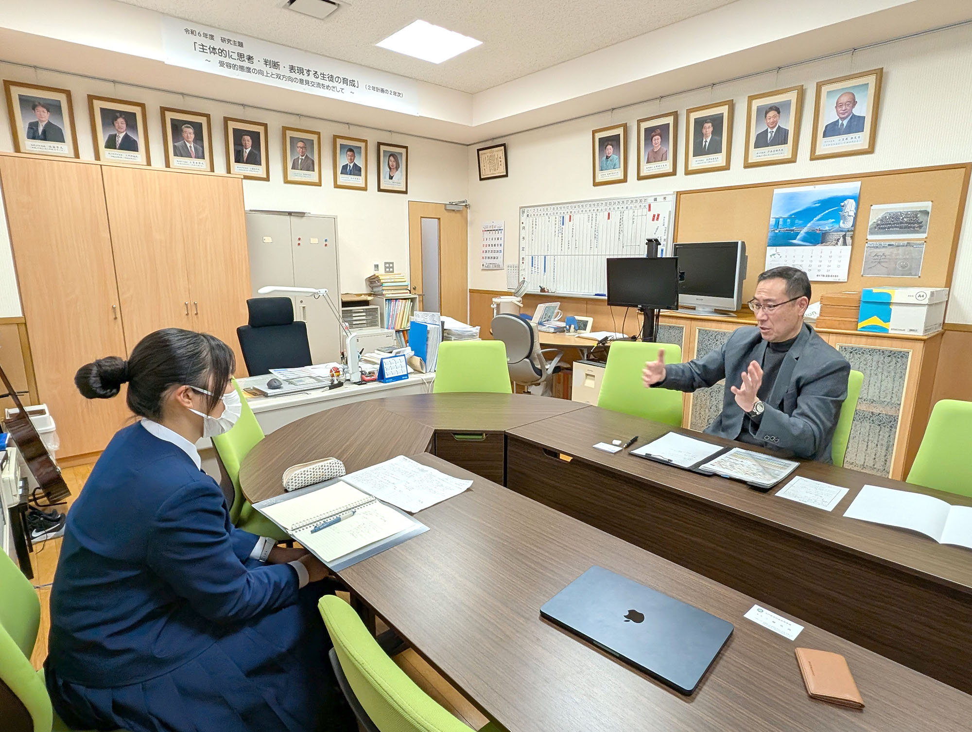 取材の様子
（右）白山台中学校 三橋教頭先生
（左）取材者：吉田 愛（八戸北高等学校 2年生）