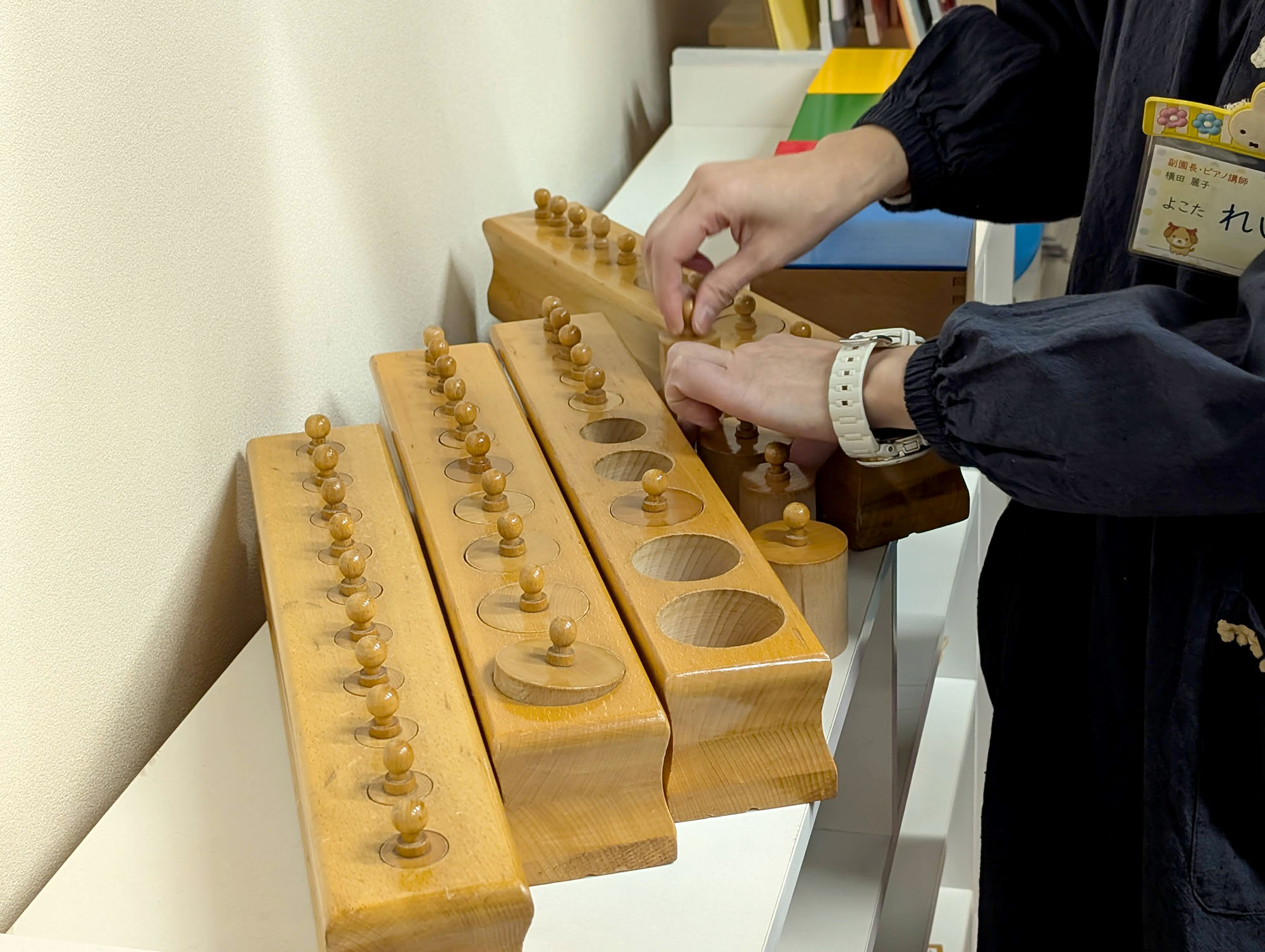 筒の高さ、太さが異なる教材