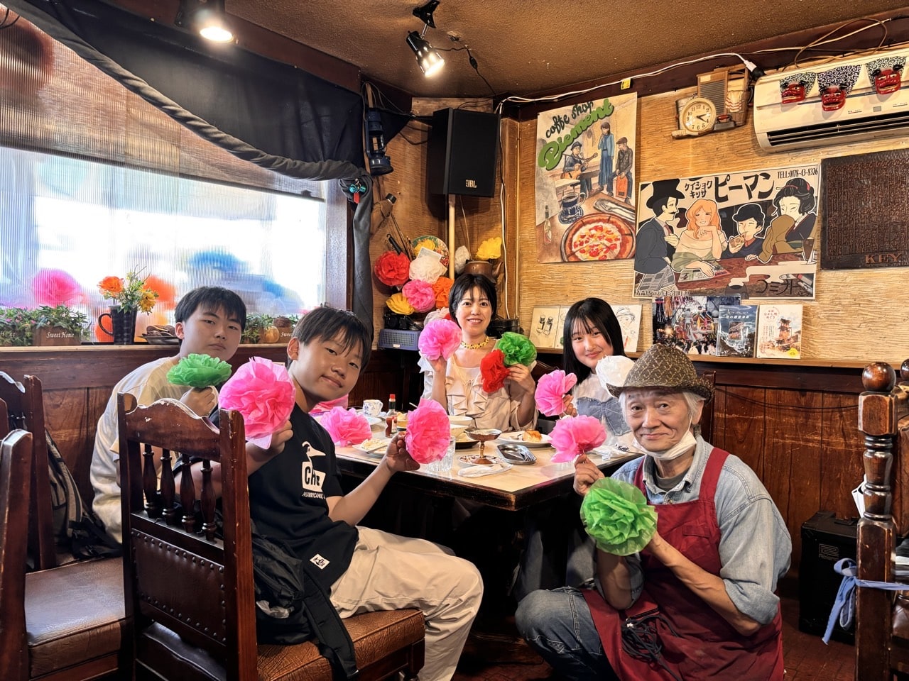 商品が来るのを待っている間、七夕まつりのためのお花をみんなで作りました！
オーナーさんとパシャリ📸